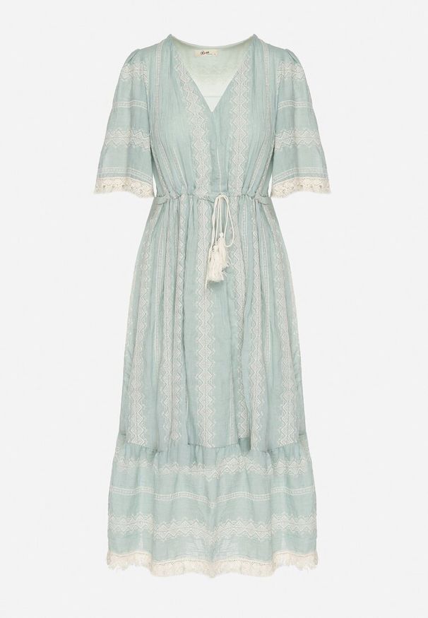 Born2be - Miętowa Bawełniana Sukienka Boho o Rozkloszowanym Kroju z Wiązaniem i Haftem Korithira. Okazja: na co dzień, na spacer. Typ kołnierza: dekolt w serek. Kolor: miętowy. Materiał: bawełna. Wzór: haft. Sezon: lato. Typ sukienki: rozkloszowane. Styl: boho