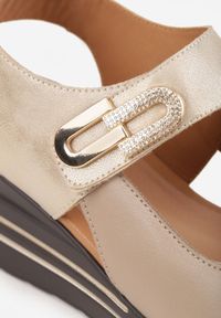 Born2be - Beżowe Sandały ze Skóry Naturalnej na Koturnie z Metaliczną Ozdobą i Cyrkoniami Charevera. Okazja: na co dzień. Zapięcie: rzepy. Kolor: beżowy. Materiał: skóra. Wzór: aplikacja. Obcas: na koturnie. Styl: elegancki, casual #6