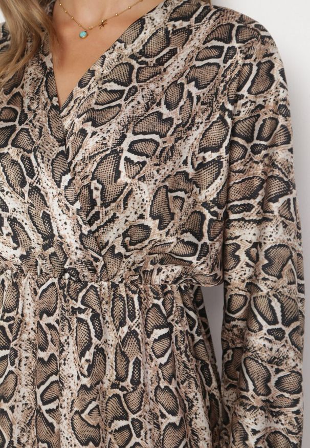 Born2be - Jasnobeżowa Sukienka w Panterkę z Kopertowym Dekoltem Caka. Okazja: na co dzień. Kolor: beżowy. Długość rękawa: długi rękaw. Wzór: motyw zwierzęcy. Typ sukienki: kopertowe. Styl: casual, rockowy, elegancki