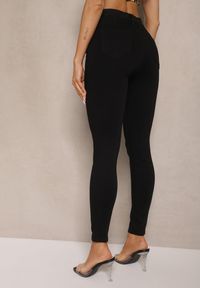 Renee - Czarne Elastyczne Jeansy o Kroju Skinny High Waist Darira. Okazja: na co dzień. Stan: podwyższony. Kolor: czarny. Wzór: aplikacja. Styl: casual