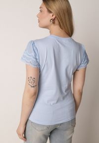 Born2be - Niebieski Bawełniany T-shirt z Koronkowymi Rękawami Carilynore. Okazja: na co dzień. Kolor: niebieski. Materiał: bawełna, koronka. Styl: elegancki, klasyczny, casual #2