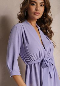 Renee - Jasnofioletowa Sukienka Canopis. Typ kołnierza: dekolt kopertowy. Kolor: fioletowy. Materiał: tkanina, materiał. Typ sukienki: kopertowe. Styl: elegancki. Długość: midi