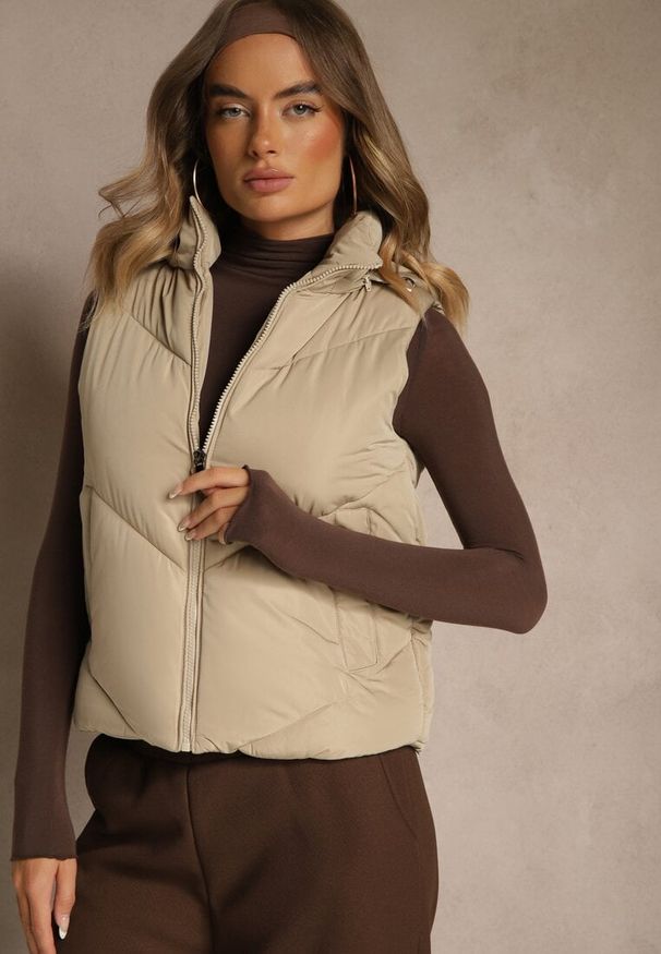 Renee - Ciemnobeżowa Pikowana Kamizelka Casual z Kapturem Olanissa. Okazja: na co dzień. Typ kołnierza: kaptur. Kolor: beżowy. Materiał: poliester. Styl: casual