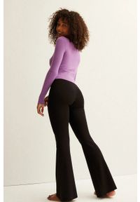Undiz Spodnie damskie kolor czarny szerokie high waist. Stan: podwyższony. Kolor: czarny