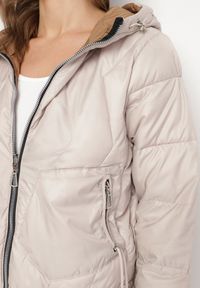 Born2be - Beżowa Dwustronna Kurtka Pikowana z Kieszeniami i Kapturem Eralethra. Okazja: na co dzień, na spacer. Kolor: beżowy. Materiał: jeans. Długość rękawa: długi rękaw. Długość: długie. Wzór: aplikacja. Styl: casual, elegancki #7