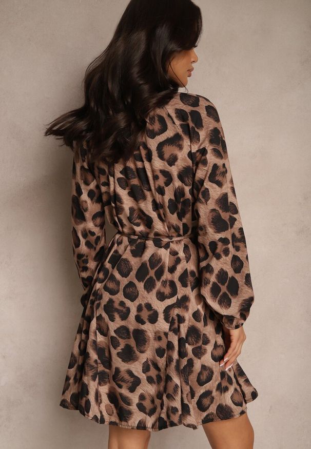 Renee - Beżowa Sukienka w Panterkowy Print o Rozkloszowanym Kroju z Wiązaniem w Talii Ameriana. Okazja: na imprezę, na co dzień. Kolor: beżowy. Wzór: nadruk. Sezon: lato. Typ sukienki: rozkloszowane, proste. Styl: casual, elegancki