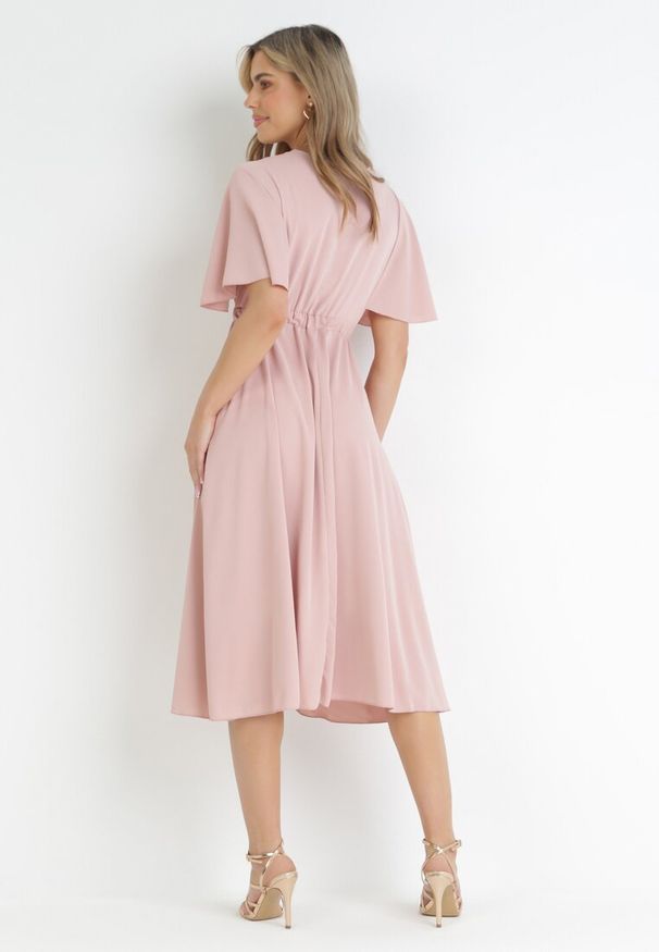 Born2be - Ciemnoróżowa Rozkloszowana Sukienka Midi z Kopertowym Dekoltem i Gumką w Talii Muntani. Kolor: różowy. Długość rękawa: krótki rękaw. Typ sukienki: kopertowe. Długość: midi