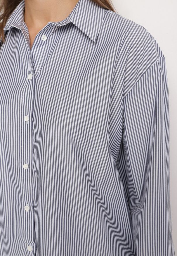 Born2be - Granatowa Koszula o Klasycznym Fasonie w Paski Lorise. Typ kołnierza: kołnierzyk klasyczny, dekolt w kształcie V. Kolor: niebieski. Materiał: jeans, bawełna. Długość rękawa: długi rękaw. Długość: długie. Wzór: paski. Styl: klasyczny