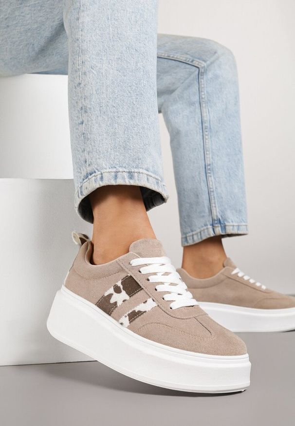 Born2be - Ciemnobeżowe Sneakersy Kultowe Tenisówki na Platformie z Koturnem i Paskami Ozdobionymi Wzorem w Łaty Elisara. Nosek buta: okrągły. Zapięcie: pasek. Kolor: beżowy. Materiał: materiał. Wzór: aplikacja. Obcas: na koturnie. Wysokość obcasa: niski