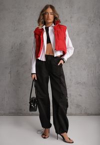 Renee - Czerwona Pikowana Kamizelka Puffer o Kroju Crop Tadrel. Okazja: na co dzień. Kolor: czerwony. Materiał: poliester, skóra, jeans. Styl: casual #5