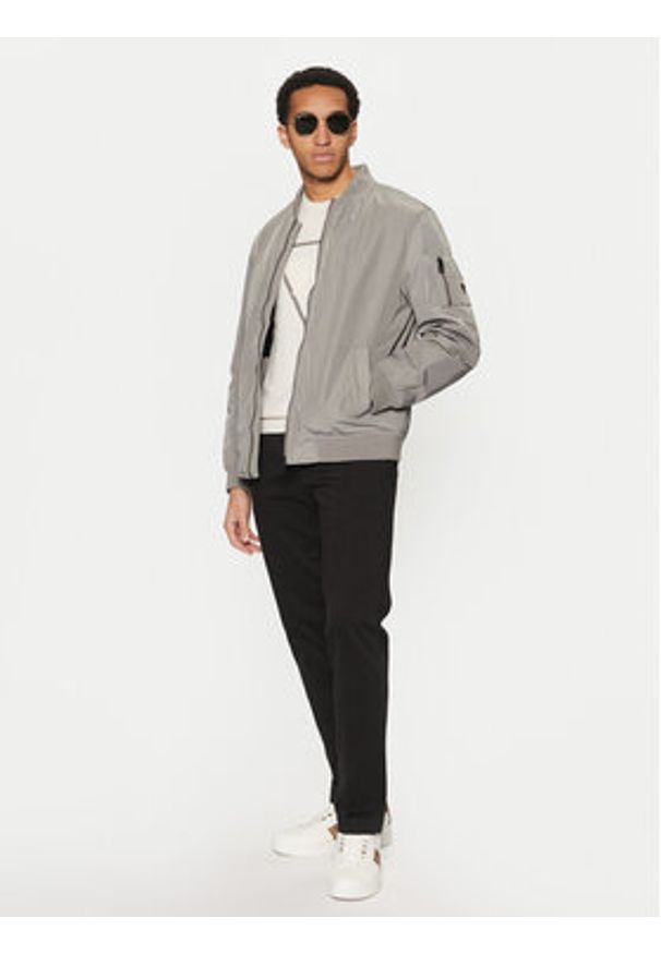 Guess Kurtka bomber M5RL02 WGU82 Szary Regular Fit. Kolor: szary. Materiał: syntetyk