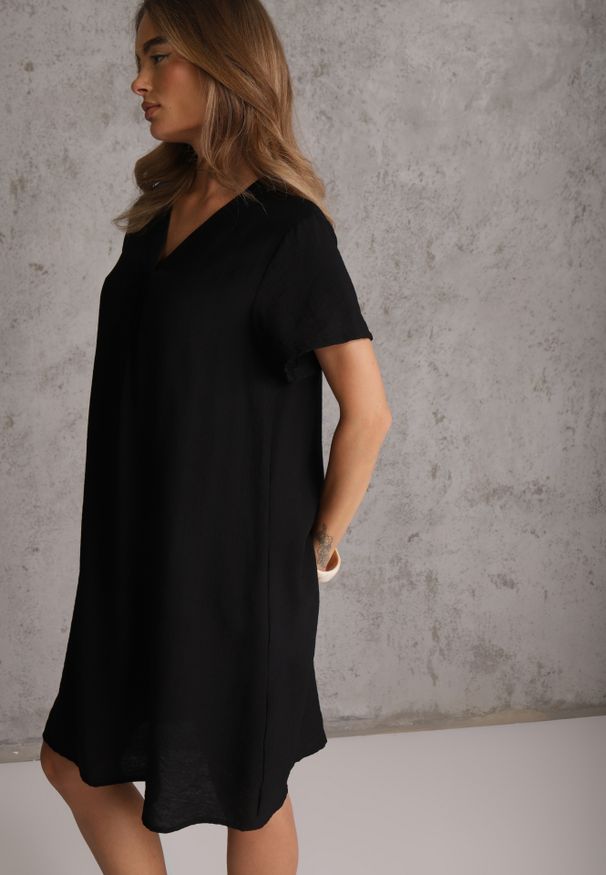 Renee - Czarna Wiskozowa Sukienka Pudełkowa z Dekoltem w Serek Noludig. Typ kołnierza: dekolt w serek. Kolekcja: plus size. Kolor: czarny. Materiał: wiskoza. Typ sukienki: dla puszystych