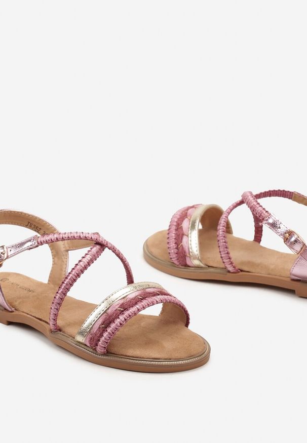 Renee - Fuksjowe Płaskie Sandały z Ekoskóry z Ozdobną Plecionką Zapinane na Sprzączkę Laliara. Okazja: na co dzień, na plażę. Nosek buta: otwarty. Zapięcie: sprzączka. Kolor: różowy. Materiał: materiał. Sezon: lato. Obcas: na obcasie. Styl: casual, elegancki. Wysokość obcasa: niski