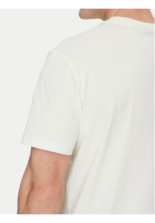 Napapijri T-Shirt S-Buti NP0A4INM Biały Regular Fit. Kolor: biały. Materiał: bawełna