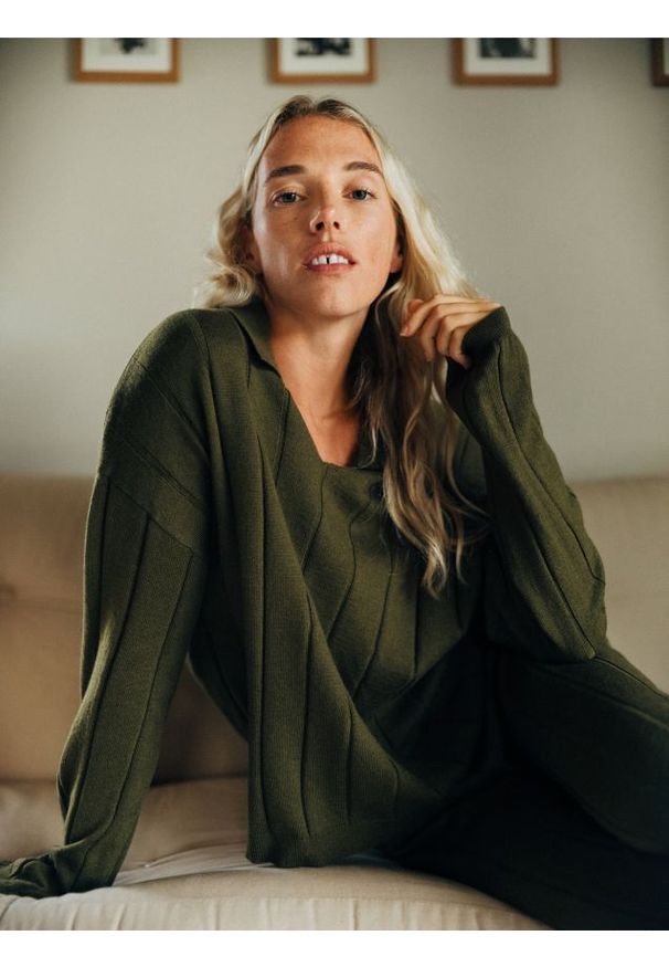 Reserved - Sweter polo z wełną - oliwkowy. Typ kołnierza: polo. Kolor: oliwkowy. Materiał: wełna