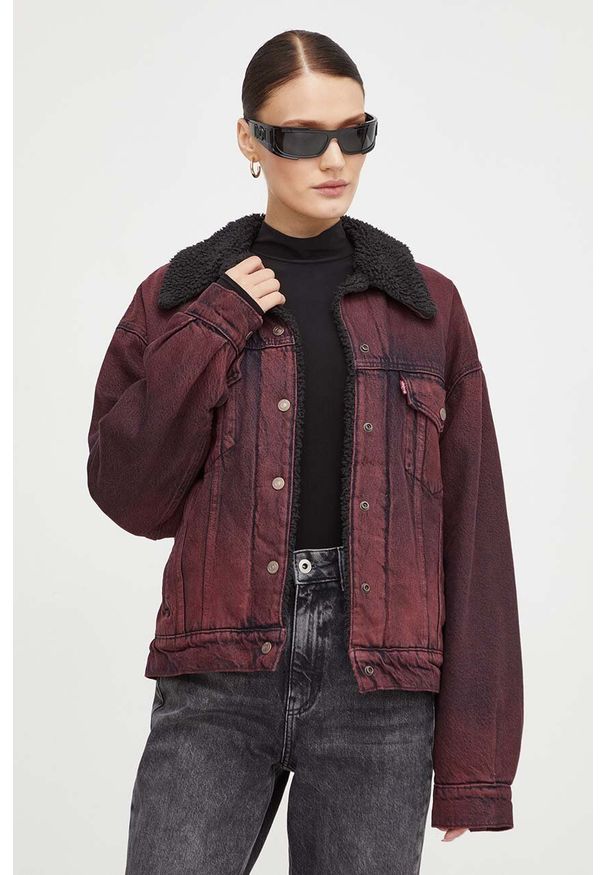 Levi's® - Levi's kurtka jeansowa damska kolor bordowy przejściowa. Okazja: na spotkanie biznesowe. Kolor: czerwony. Materiał: jeans. Styl: biznesowy