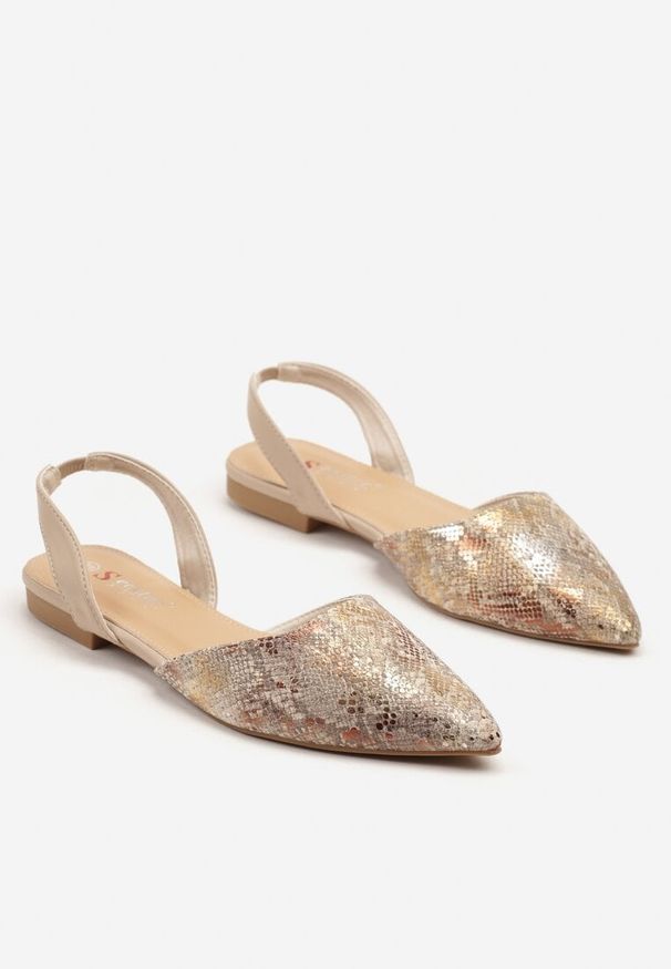 Born2be - Beżowe Wężowe Sandały Wsuwane z Metalicznym Połyskiem Welalina. Okazja: na co dzień. Zapięcie: bez zapięcia. Kolor: beżowy. Sezon: lato. Obcas: na obcasie. Styl: casual, elegancki, wizytowy. Wysokość obcasa: średni