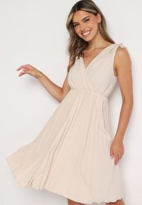 Born2be - Beżowa Plisowana Sukienka z Bawełną i Wiskozą z Gumką w Talii i Kopertowym Dekoltem Karamla. Typ kołnierza: dekolt kopertowy. Kolor: beżowy. Materiał: bawełna, wiskoza. Typ sukienki: kopertowe #5