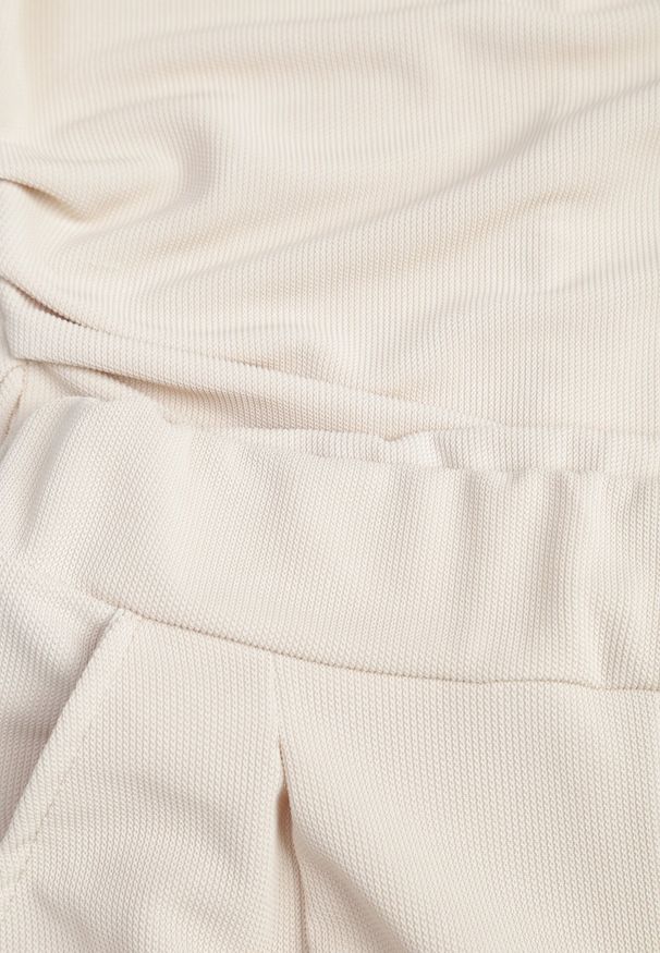 Born2be - Jasnobeżowy Komplet Bluzka z Zaznaczonymi Ramionami i Spodnie Szerokie na Gumce Divaires. Kolor: beżowy