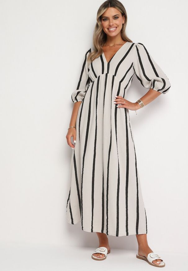 Born2be - Biało-Czarna Taliowana Sukienka z Bawełny z Motywem Pasków Rivettes. Okazja: do pracy, na co dzień. Typ kołnierza: dekolt w kształcie V. Kolor: biały. Materiał: bawełna. Wzór: aplikacja. Typ sukienki: proste. Styl: klasyczny, casual, elegancki