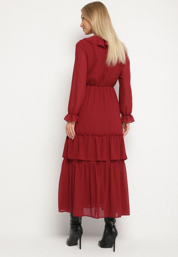 Born2be - Bordowa Siateczkowa Sukienka VICES o Rozkloszowanym Kroju z Falbanami Arevite. Typ kołnierza: dekolt w kształcie V. Kolor: czerwony. Typ sukienki: rozkloszowane. Styl: klasyczny