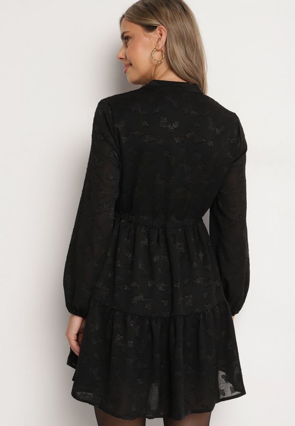 Born2be - Czarna Rozkloszowana Sukienka z Tkaniny Plumeti ze Ściągaczem w Talii i Falbanką Ilisia. Kolor: czarny. Materiał: tkanina. Styl: boho, elegancki