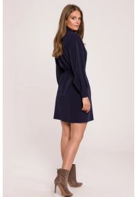 Sukienki.shop - Elegancka sukienka żakietowa dwurzędowa granatowa mini. Okazja: na spotkanie biznesowe. Typ kołnierza: dekolt kopertowy. Kolor: niebieski. Materiał: guma. Typ sukienki: kopertowe. Styl: elegancki. Długość: mini #2