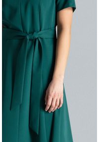 Lenitif - Trapezowa sukienka o klasycznym kroju z paskiem zielona. Okazja: do pracy. Kolor: zielony. Wzór: gładki. Typ sukienki: trapezowe. Styl: klasyczny. Długość: midi #2