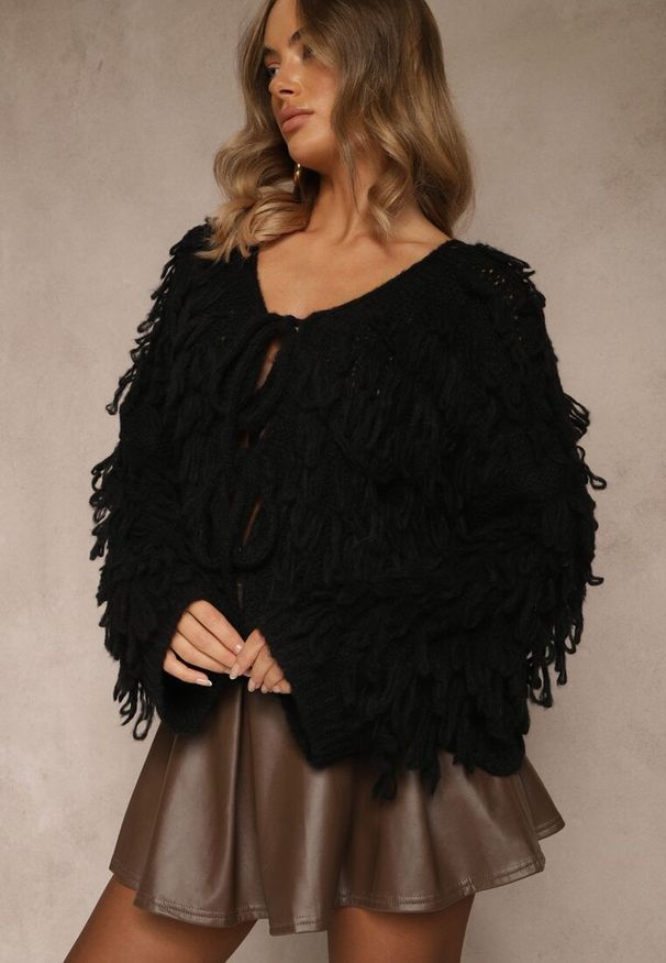 Renee - Czarny Kardigan z Wiązaniem i Frędzlami z Domieszką Wełny i Wiskozy Tiseana. Okazja: na co dzień. Typ kołnierza: dekolt w serek. Kolor: czarny. Materiał: wiskoza, wełna. Styl: casual