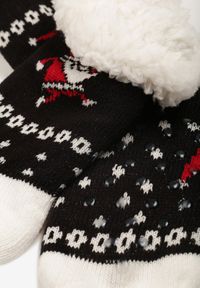 Renee - Czarno-Białe Bawełniane Skarpety ze Świątecznym Wzorem w Mikołaje z Futerkiem Starnia. Kolor: czarny. Materiał: futro, bawełna #2