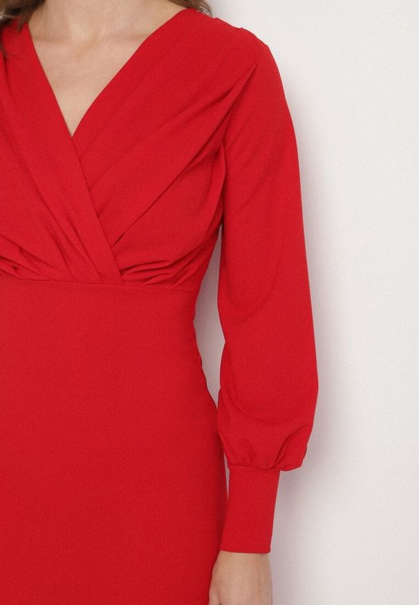 Born2be - Czerwona Dopasowana Sukienka Koktajlowa z Kopertowym Dekoltem Redalia. Okazja: na imprezę. Typ kołnierza: dekolt kopertowy. Kolor: czerwony. Typ sukienki: kopertowe. Styl: wizytowy