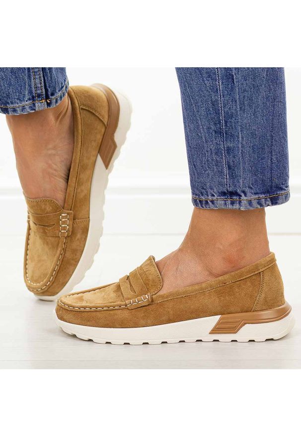 Camelowe skórzane mokasyny damskie Filippo Dp7528/26. Okazja: na co dzień. Nosek buta: okrągły. Materiał: skóra, zamsz. Szerokość cholewki: normalna. Sezon: wiosna, lato, jesień. Styl: casual, klasyczny, elegancki