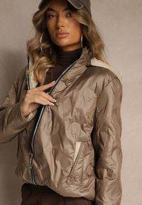 Renee - Beżowo-Brązowa Dwustronna Kurtka z Pikowanymi Przeszyciami i Odpinanym Kapturem Zelirelle. Okazja: na spacer, na co dzień. Kolor: brązowy. Materiał: jeans. Wzór: gładki. Styl: casual, elegancki #3