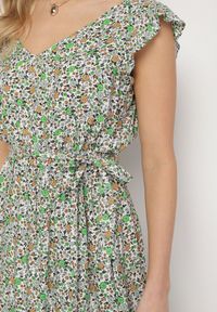 Born2be - Zielona Wiskozowa Sukienka o Rozkloszowanym Kroju z Wiązanym Paskiem Sepona. Okazja: na co dzień. Typ kołnierza: dekolt w kształcie V. Kolor: zielony. Materiał: wiskoza. Wzór: aplikacja. Styl: casual, elegancki #6