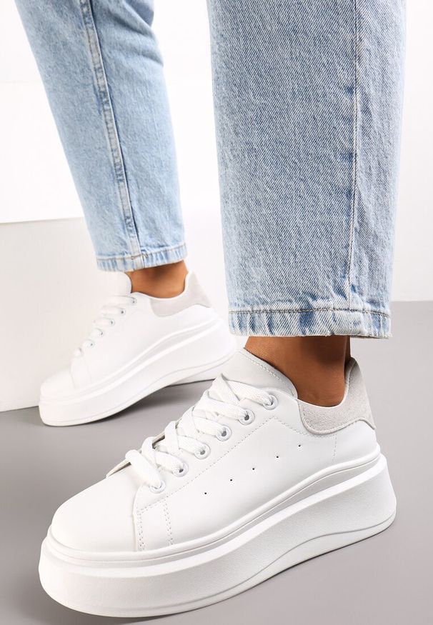 Renee - Biało-Szare Sznurowane Sneakersy na Platformie z Aplikacją przy Sznurówkach Khirlie. Kolor: biały, szary. Wzór: aplikacja. Obcas: na platformie