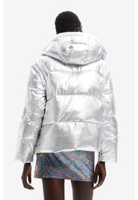 Desigual kurtka damska kolor srebrny zimowa. Typ kołnierza: kaptur. Kolor: srebrny. Sezon: zima #4