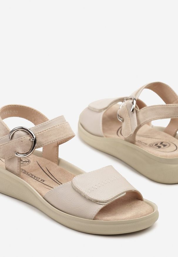 Renee - Beżowe Sandały Ozdobione Przeszyciami Sovsedi. Okazja: na spacer. Zapięcie: sprzączka. Kolor: beżowy. Wzór: aplikacja. Sezon: lato. Styl: elegancki