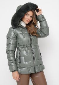 Born2be - Ciemnozielona Pikowana Kurtka z Kapturem z Futerkiem Flavara. Typ kołnierza: kaptur. Kolor: zielony. Materiał: futro #1