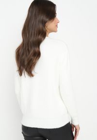 Born2be - Biały Puchaty Sweter Wełniany Helmintts. Kolor: biały. Materiał: wełna. Długość rękawa: długi rękaw. Długość: długie #5