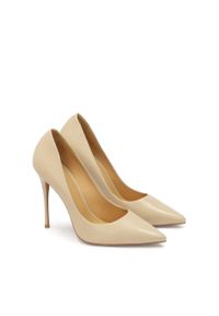 Kazar - Klasyczne czółenka na szpilce z noskiem w szpic. Nosek buta: szpiczasty. Kolor: beżowy. Materiał: skóra. Szerokość cholewki: normalna. Wzór: jednolity. Obcas: na szpilce. Styl: klasyczny #3