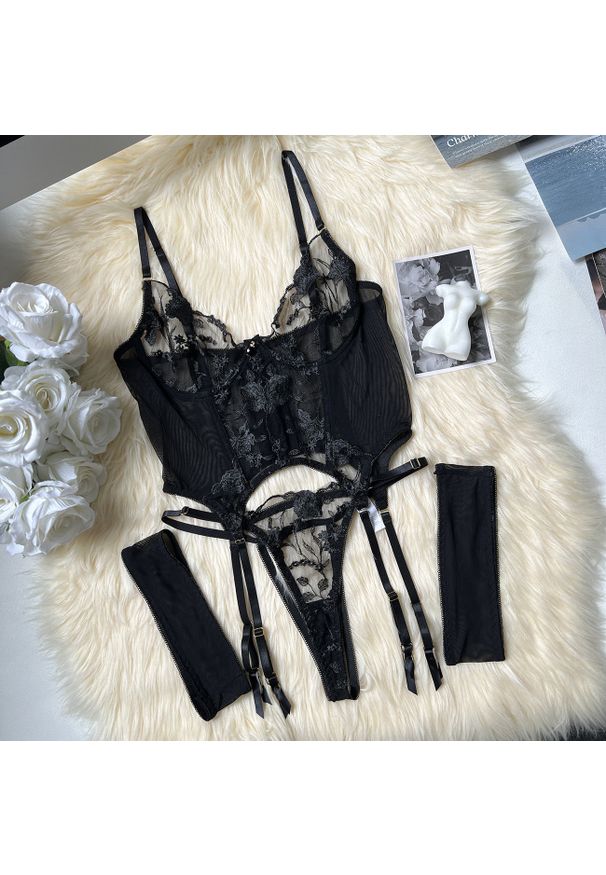 Intica - Komplet bielizny z kwiatowym haftem na romantyczne wieczory Gayane. Kolor: czarny. Materiał: materiał. Wzór: kwiaty, haft