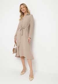 Born2be - Ciemnobeżowa Koszulowa Sukienka z Materiałowym Paskiem Vivinara. Okazja: na co dzień, na imprezę. Kolor: beżowy. Materiał: materiał. Typ sukienki: koszulowe. Styl: casual, elegancki #2