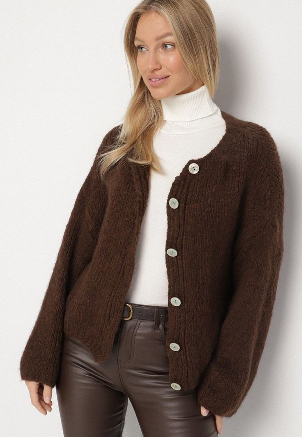 Born2be - Brązowy Kardigan z Dodatkiem Wełny i Wiskozy o Nietoperzowym Kroju Tiaravia. Okazja: na co dzień. Kolor: brązowy. Materiał: wełna, wiskoza. Styl: klasyczny, casual, elegancki