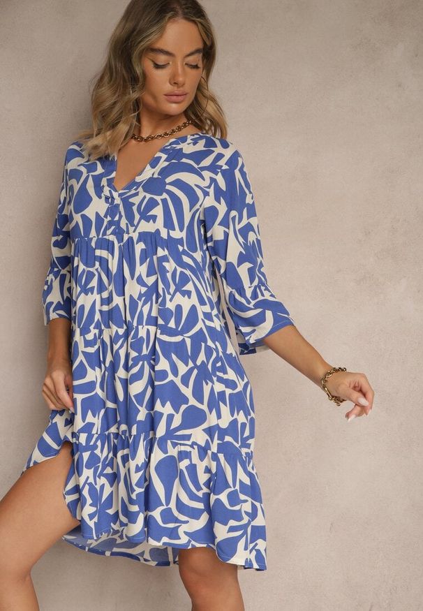 Renee - Niebieska Sukienka z Wiskozy o Rozkloszowanym Kroju w Abstrakcyjny Wzór Lirese. Okazja: na co dzień. Kolor: niebieski. Materiał: wiskoza. Styl: elegancki, casual