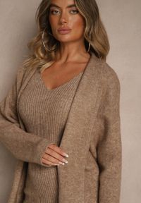Renee - Ciemnobeżowy Dzianinowy Komplet z Wełną Prążkowana Sukienka i Długi Kardigan Falonessa. Kolor: beżowy. Materiał: prążkowany, wełna, dzianina #3