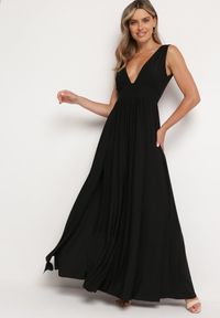 Born2be - Czarna Koktajlowa Sukienka na Ramiączkach z Trójkątnym Dekoltem i Rozcięciem z Boku Nestarli. Okazja: na ślub cywilny, na wesele, na imprezę. Typ kołnierza: dekolt w kształcie V. Kolor: czarny. Materiał: materiał. Długość rękawa: na ramiączkach. Sezon: lato. Styl: wizytowy #1
