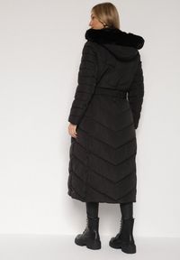 Born2be - Czarna Długa Kurtka Zimowa z Pikowaniem Paskiem i Kapturem z Futrem Retilma. Kolor: czarny. Materiał: futro. Długość: długie. Sezon: zima. Styl: elegancki #2