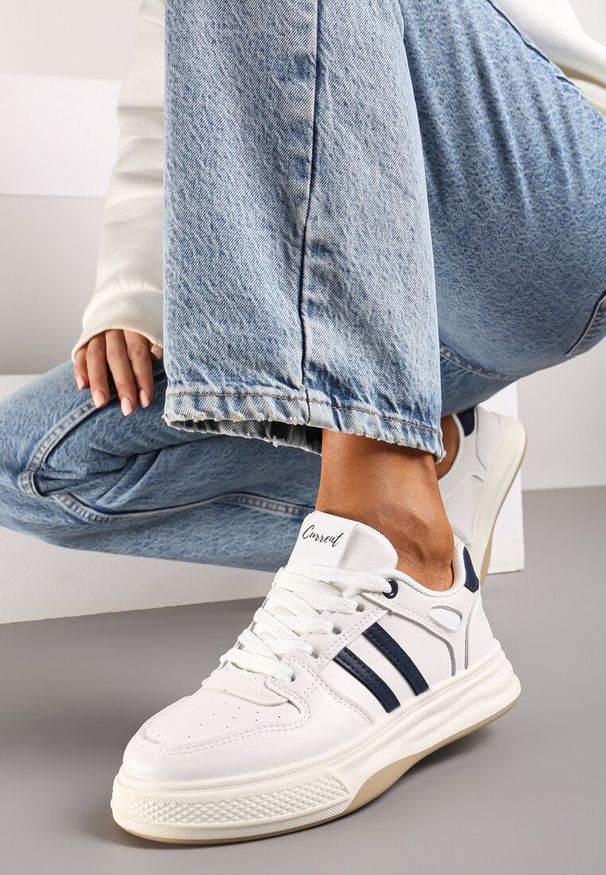Renee - Biało-Niebieskie Płaskie Sneakersy Wykończone Paskami Walleria. Okazja: na co dzień. Zapięcie: pasek. Kolor: biały. Materiał: jeans, bawełna. Wzór: paski. Obcas: na płaskiej podeszwie