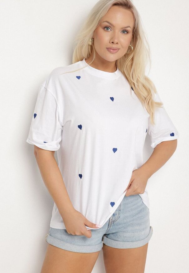 Born2be - Biało-Niebieski Bawełniany T-shirt Zdobiony Haftem w Kształcie Serc Naloree. Okazja: na co dzień. Kolekcja: plus size. Kolor: biały. Materiał: bawełna. Wzór: haft, aplikacja. Styl: klasyczny, casual, elegancki