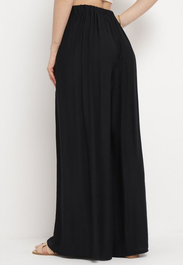 Born2be - Czarne Szerokie Spodnie z Elastyczną Gumką w Pasie i Kieszeniami Atealis. Okazja: na co dzień. Kolor: czarny. Styl: elegancki, casual